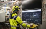 Marian Hertrich, responsable du laboratoire, surveille les mesures sur un ordinateur à l'intérieur du BedrettoLab, dans un tunnel de 5,2 km près de Bedretto, le 29 avril 2026 en Suisse