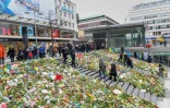 Des fleurs déposées sur les lieux de l'attentat de Drottninggatan, dans le centre de Stockholm, le 12 avril 2017