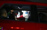 Un père Noël salue des visiteurs dans leur voiture à Los Angeles (Etats-Unis), le 2 décembre 2020