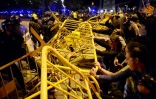Manifestants indépendantistes catalans et forces anti-émeutes devant les locaux du gouvernement espagnol à Gérone le 1er octobre 2018
