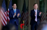 Marco Rubio (g) et l'ambassadeur américain en Inde Sergio Gor à leur ambassade à New Delhi le 23 mai 2026.
