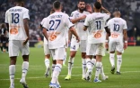 L'attaquant colombien de l'OM Luis Suarez (droite) célèbre son but avec ses coéquipiers lors du match de Ligue 1 contre Reims le 7 août 2022 à Marseille