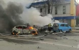 Les pompiers interviennent après un bombardement à Belgorod, en Russie, le 30 décembre 2023