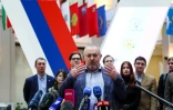Boris Nadejdin, candidat à la présidentielle russe, fait une déclaration à la presse après avoir déposé ses signatures de soutien à la Commission électorale, le 31 janvier 2024 à Moscou