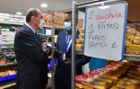 Jean Castex (G) en visite dans un foyer Emmaüs à Epinay-sur-Orge (Essonne), le 24 octobre 2020