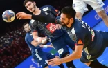 Le demi-centre de l'équipe de France Nikola Karabatic arme un tir contre l'Islande au Mondial, le 21 janvier 2017 à Villeneuve-d'Ascq