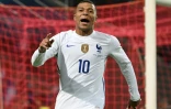 La joie de l'attaquant Kylian Mbappé après avoir marqué sur pénalty son 2e but face à l'Afrique du sud, lors de leur match amical, le 29 mars 2022 au Stade Pierre-Mauroy à Villeneuve-d'Ascq