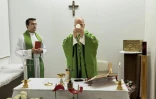 Photo prise et diffusée le 16 octobre 2026 par Vatican Media montrant le pape Léon XIV célébrant une messe à l'hôpital Gemelli à Rome, où il est en convalescence après une intervention chirurgicale pour retirer une tumeur cancéreuse au poumon