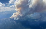 Vue aĂ©rienne prise le 24 juillet 2023 par les pompiers de Colombie Britannique montrant de la fumĂ©e des feux de forĂȘt Ă l'ouest de la Ville d'Inverne