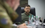 Photo fournie par le service de presse de la présidence ukrainienne montrant le président ukrainien Volodymyr Zelensky durant une réunion avec son cabinet militaire le 22 mars 2025