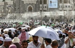 Des fidèles musulmans déambulent dans le complexe de la Grande Mosquée sous les brumisateurs installés dans la ville sainte de La Mecque, le 24 mai 2026  en Arabie saoudite, à la veille du pèlerinage annuel du Hajj