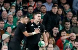 L'ailier néo-zélandais Will Jordan, félicité après avoir marqué le 2e essai des All Blacks face à l'Irlande, lors de leur test-match de la tournée d'automne, le 13 novembre 2021 à l'Aviva Stadium à Dublin