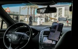 Un taxi sans conducteur de la société Txai, lors d'un essai public à Abou Dhabi, aux Emirats arabes unis, le 30 novembre 2021