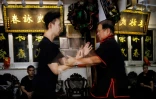Cheng Chi-ping (d) pratique le Wing Chun avec un élève, le 15 juillet 2023 à Hong Kong