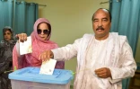 Le président mauritanien Mohamed Ould Abdel Aziz vote pour l'élection de son successeur au côté de son épouse Tekber Mint Melainine Ould Ahmed le 22 juin 2019 à Nouakchott.