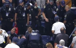 La police intervient pour évacuer des militants écologistes venu troubler la demi-finale du simple femmes de l'US Open entre Coco Gauff et Karolina Muchova le 7 septembre 2023 à New York