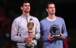 Le Serbe Novak Djokovic (g.) pose avec le trophée du vainqueur après avoir battu le Britannique Andy Murray lors de la finale du tournoi de Doha, au Qatar, le 7 janvier 2017