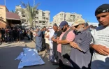 Des Palestiniens se recueillent sur les dépouilles de leurs proches tués par une frappe israélienne, à Khan Younès, dans le sud de la bande de Gaza, le 9 juillet 2025