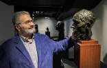 Erbil Arkin, patron de casinos et à la tête du groupe Arkin, observe un buste sculpté par Auguste Rodin, à Kyrénia (Girne), dans l'autoproclamée République turque de Chypre-Nord, le 16 mars 2022 