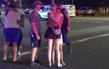 Des gens s'étreignent après l'attaque contre une fête juive sur la plage de Bondi, à Sydney, qui a fait onze morts et 29 blessés, le 14 décembre 2025