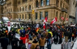 Des manifestants contre les mesures sanitaires qui bloquent le centre d'Ottawa au Canada, le 19 février 2022
