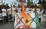 Des militants pakistanais du "Forum de la jeunesse pour le Cachemire" brûlent un drapeau indien et un portrait du Premier ministre indien Narendra Modi lors d'une manifestation à Lahore, au Pakistan, le 5 août 2019