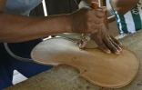 Fabrication d'un violon à l'école d'Urubicha, en Bolivie, le 22 avril 2024