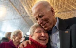 Joe Biden, candidat à la primaire démocrate, avec une supportrice, le 31 janvier 2020 à Burlington, dans l'Iowa 