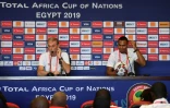 Le sélectionneur du Bénin Michel Dussuyer et le défenseur Olivier Verdon en conférence de presse, le 9 juillet 2019 au Caire