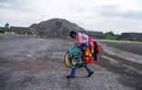 Un artisan et sa marchandise sur le site de Teotihuacan qui vient de réouvrir jeudi 10 septembre 2020