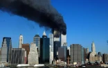 Les tours jumelles du World Trade Center ravagées par les flammes, le 11 septembre 2001, à New York