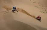 Le motard anglais Sam Sunderland (KTM) devant l'Américain Skyler Howes sur les dunes du dernier Dakar, le 14 janvier 2021 vers Yanbu