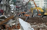 Démolition d'un immeuble d'habitation dans le cadre de grands travaux décidés par les autorités pour la capitale vietnamienne Hanoï, le 18 mai 2026