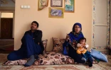 Jahantab Ahmadi (D) avec son plus jeune enfant et son mari, le 24 mars 2018 à Kaboul lors d'un entretien avec l'AFP