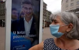 Une affiche électorale du parti au pouvoir HDZ avec le slogan: "les héros se révèlent pendant les crises", le 2 juillet 2020 à Zagreb