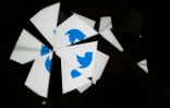 Le logo de Twitter reflété par des miroirs, le 30 mai 2023