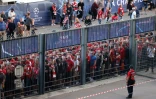 Des supporteurs de Liverpool bloqués à l'entrée du Stade de France où leur club affrontait le Real de Madrid en finale de la Ligue des champions de l'UEFA, le 28 mai 2022 à Saint-Denis, près de Paris