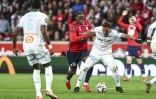 Le Lillois Jonathan David et le Marseillais Ismael Bennacer lors du match de Ligue 1 entre Lille et l'Olympique de Marseille à Villeneuve-d'Ascq le 4 mai 2025