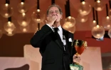 L'acteur français Vincent Lindon reçoit le prix d'interprétation masculine à la Mostra de Venise pour son rôle dans "Jouer avec le feu", le 7 septembre 2024 