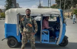 Un combattant des Forces de Paix du Tigré (TPF), milice tigréenne alliée au gouvernement fédéral éthiopien surveille le 4 octobre 2026 un carrefour de Mekele, capitale de l'Etat régional éthiopien du Tigré
