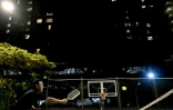 Un homme lors d'une partie nocturne de pickleball à Hanoï, le 23 décembre 2025