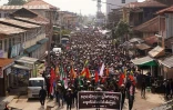 Dans cette photo distribuée par l'agence Shwe Phee, des manifestants défilent contre la junte à Kyaukme dans l'Etat Shan en Birmanie le 2 mai 2021