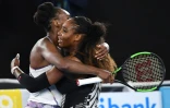 L'Américaine Serena Williams (d) enlace sa soeur Venus après avoir remporté la finale de l'Open d'Australie, le 28 janvier 2018 à Melbourne