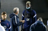 L'entraîneur des Bleus Didier Deschamps s'adressant à Paul Pogba avant une séance d'entraînement à Clairefontaine, le 9 novembre 2020