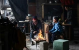 Des Palestiniens tentent de se réchauffer autour d'un feu à Beit Hanou, dans le nord de la bande de Gaza, le 12 février 2025