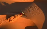 Sébastien Loeb et son co-pilote Fabian Lurquin à bord de leur BRX Prodrive dans les dunes de l'Empty Quarter lors du Dakar en Arabie saoudite le 11 janvier 2024