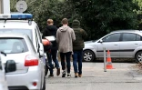 Des joueurs de l'équipe de rugby du FC Grenoble arrivent au commissariat de police de Grenoble pour être entendus dans le cadre d'une enquête pour viol, le 22 mars 2017