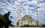 Un policier tchétchène est assis devant une mosquée à Grozny, le 26 juillet 2019