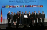 Le Premier ministre néo-zélandais John Key et les ministres représentant 12 pays posent pour une photo commune après la signature du Traité transpacifique à Auckland le 4 février 2016