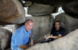 Les archéologues israéliens Gonen Sharon et Uri Berger, dans un dolmen du Golan syrien, occupé par Israël, le 13 juillet 2020
